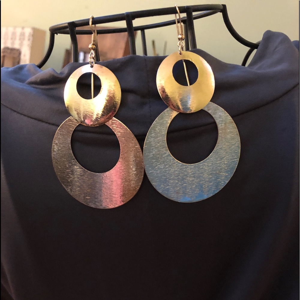 Gold tone hanging earrings NWOT
